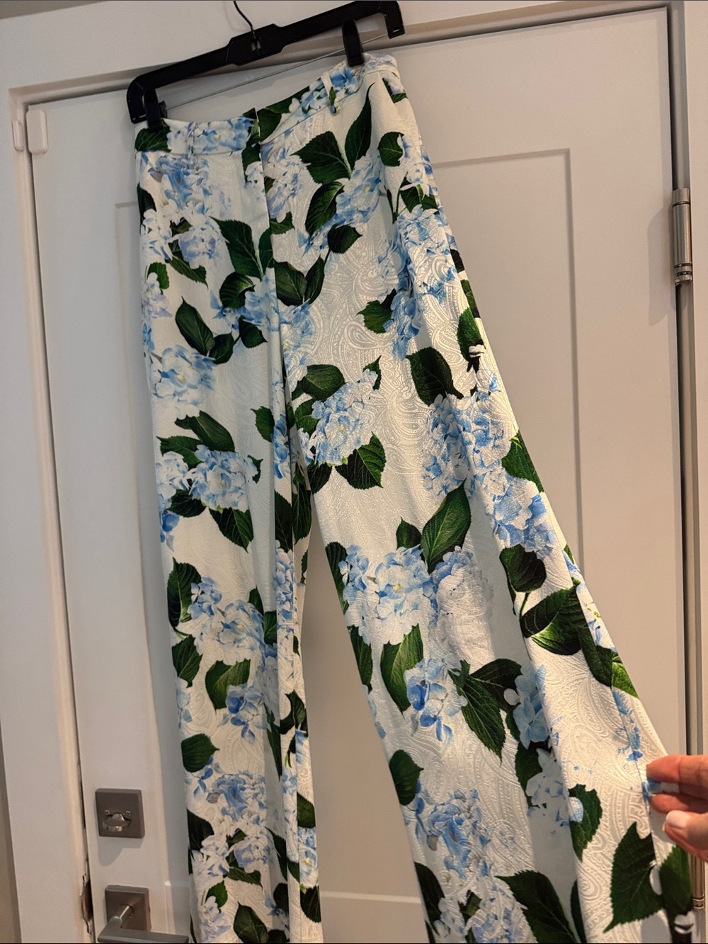 L'AGENCE White Wide-Leg Floral Trousers with Blue & Green